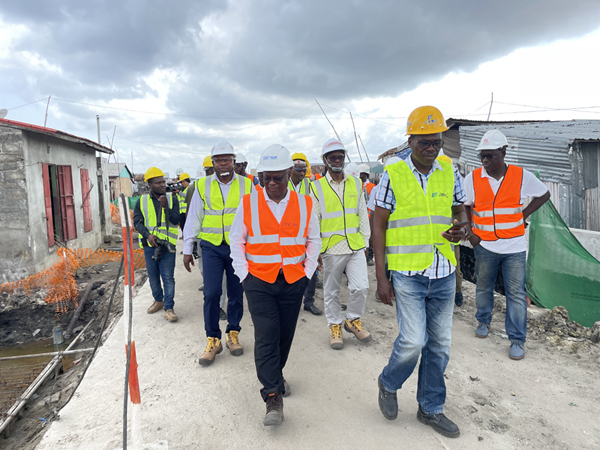 貝寧總統(tǒng)代表團(tuán)一行蒞臨集團(tuán)公司承建的 貝寧科托努Qb市政項(xiàng)目視察工作